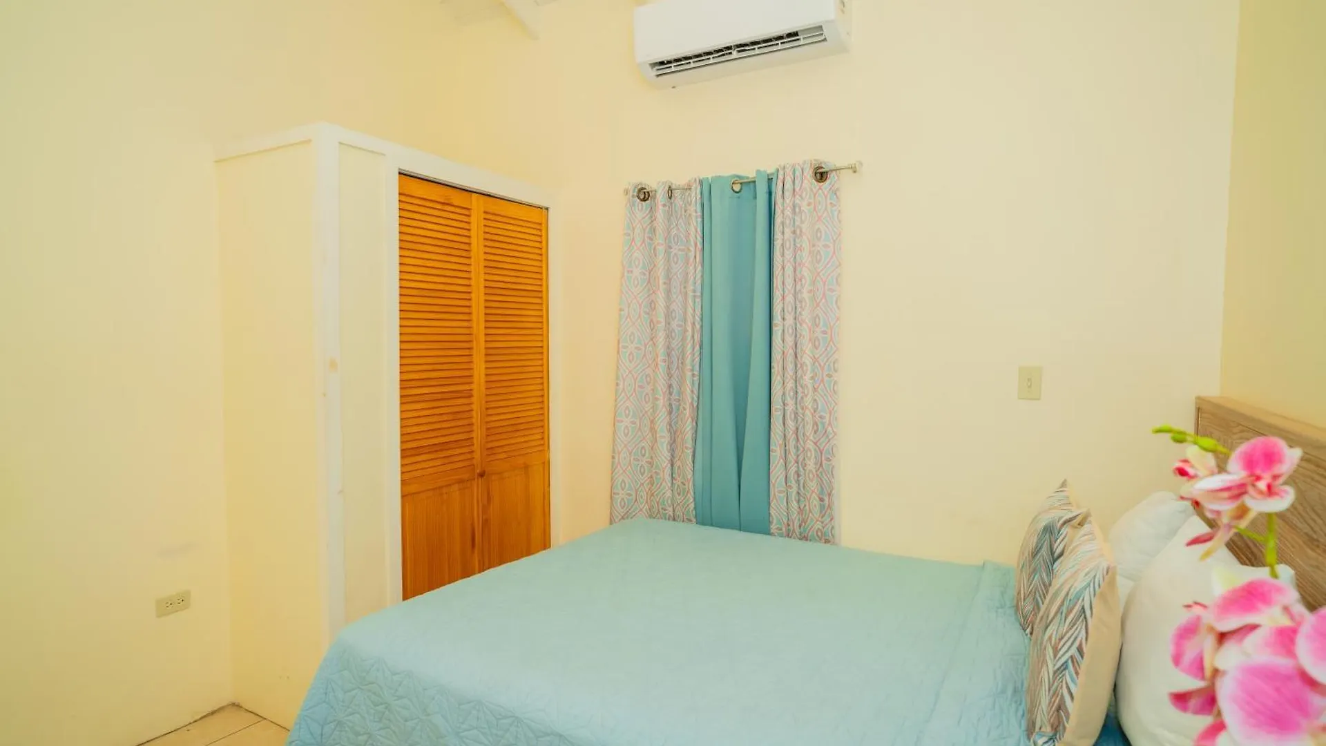 Connie'S Comfort Suites 세인트존스 3*,