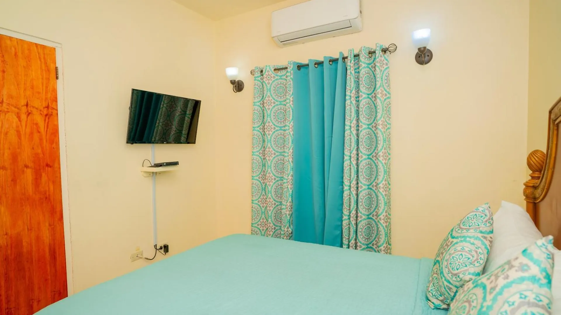 Connie'S Comfort Suites 세인트존스