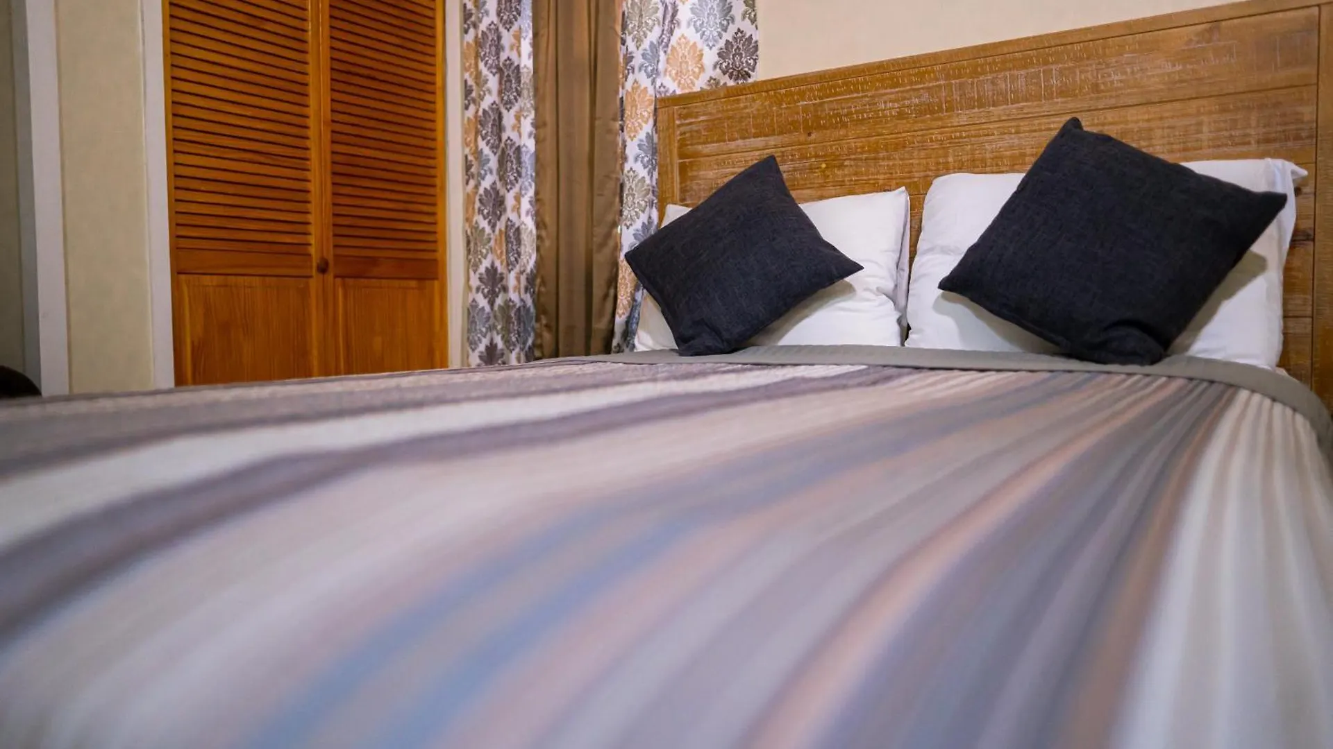 Connie'S Comfort Suites 세인트존스