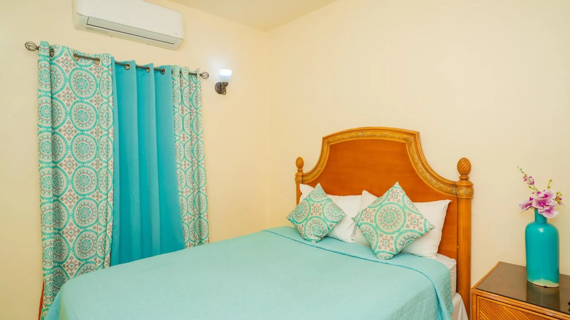 Connie'S Comfort Suites St. John's 3*,  Antigua/Barbuda